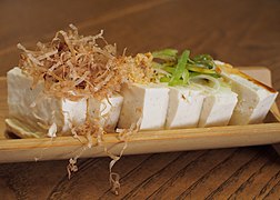 Tofu posypane katsuo-bushi, suszonymi płatkami ryby bonito (Katsuwonus pelamis)