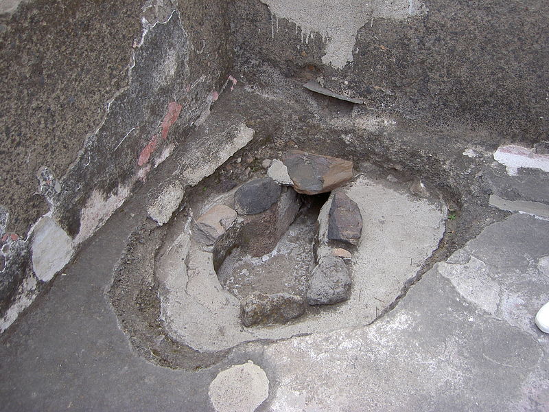 File:Toilet in Teotihuacan.jpg