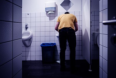 Toilette in Schmitz Katze in Tübingen mit sich übergebendem Studenten.jpg