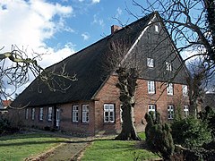 Objekt war bis 2015 als Baudenkmal ausgewiesen. Hof Sternberg, reetgedecktes Zweiständer-Fachhallenhaus -53°41′10″N 9°43′35″E﻿ / ﻿Riedweg 1﻿ / 53.686116; 9.726277 - Baujahr: 1858