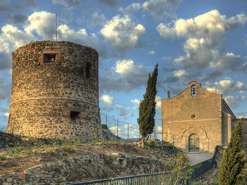 File:Tour et eglise romane.jpg