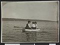 Drie vrouwen in een kleine roeiboot op de Oslofjord, met Hanna Resvoll-Holmsen uiterst links, tussen 1915 en 1920.