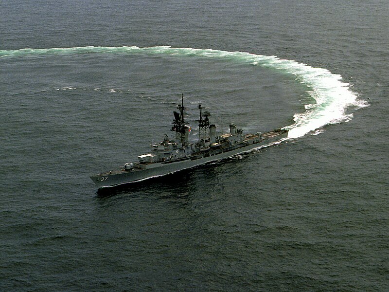 File:USS Farragut (DDG-37) executing a high speed turn in the Atlantic Ocean on 7 June 1982 (6349813).jpg