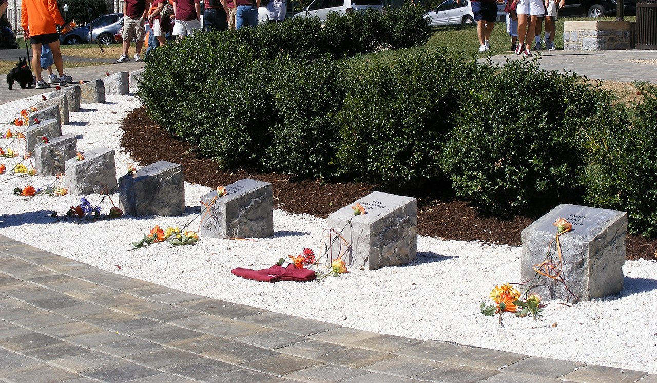 Memorial dibangun di kampus Virginia Tech untuk mengenang para korban