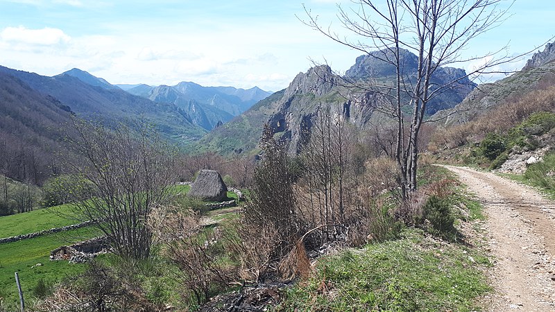 File:Valle del Lago. Panorámica subida a Braña de Sousas.jpg