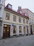 Vallgatan 25, från 1806, är ytterligare ett av Carlbergs typhus för hantverkare.