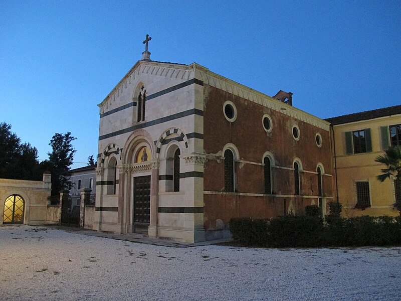 File:Villa borbone, viareggio all'imbrunire, cappella 01.JPG