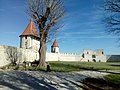 Français : Basse-cour et remparts ouest, château de Villebois-Lavalette, Charente, France