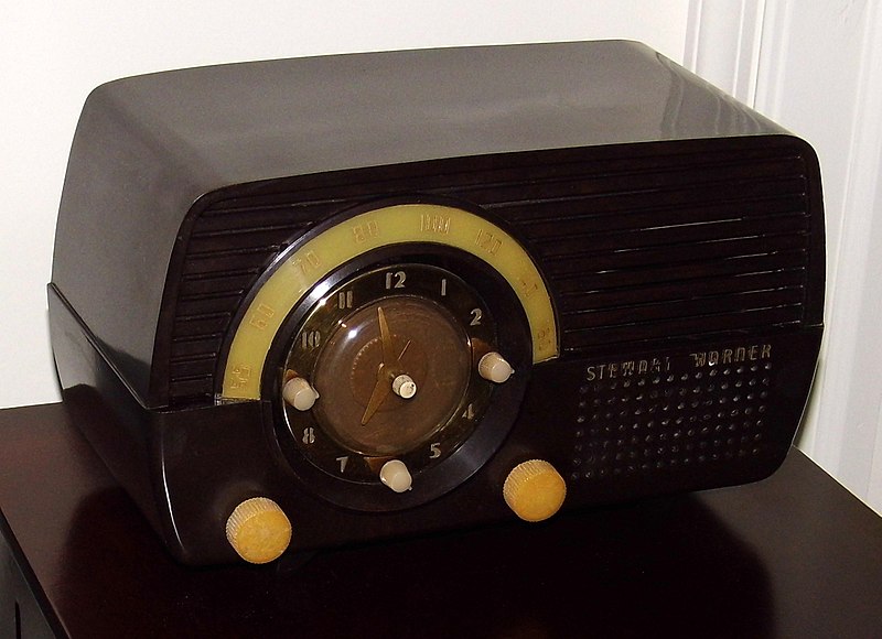 File:Vintage Stewart Warner Alarm Clock Table Radio, Model 9162, 5 Vacuum Tubes, AM Band, Made In USA, Circa 1952 (33054908926).jpg