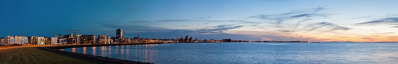 File:Vista de Reikiavik desde el Paseo de la Bahía, Distrito de la Capital, Islandia, 2014-08-13, DD 150-153 PAN.jpg