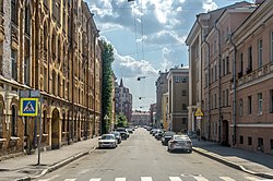 Uitzicht op de straat vanaf de oever van de Pryazhka-rivier