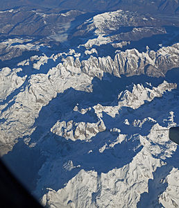 Chaîne de montagnes de Jezerca (en bas à droite) avec les montagnes environnantes