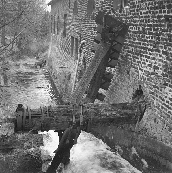 File:Waterradmolen "De Gietstappermolen", waterrad gedeeltelijk weggespoeld - Vlodrop - 20244564 - RCE.jpg