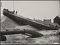 Watersnood 1953. Het herstel bij Papendrecht. Terug over de dijk takelen van e, Bestanddeelnr 059-1249.jpg