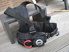 A diving weight harness system with integrated weight pockets