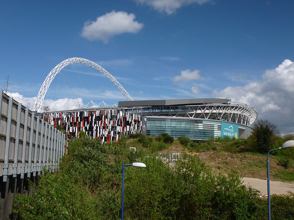 Уэмбли парк. Район Уэмбли в Лондоне. Wembley Stadium Outlet. Stadium Rail.