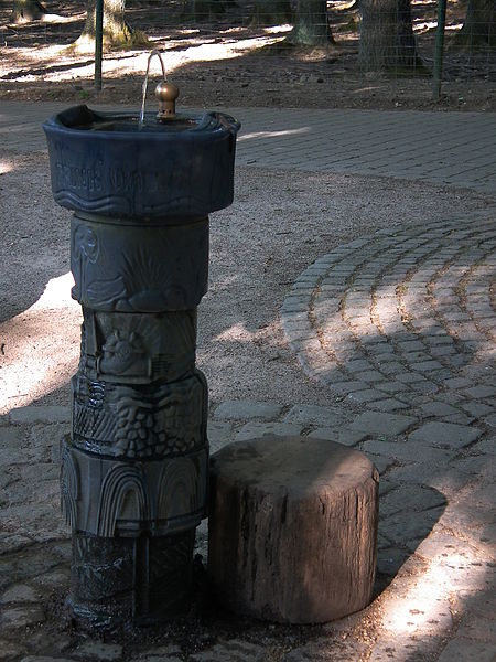 File:Wildpark Pforzheim Berliner Trinkbrunnen.JPG