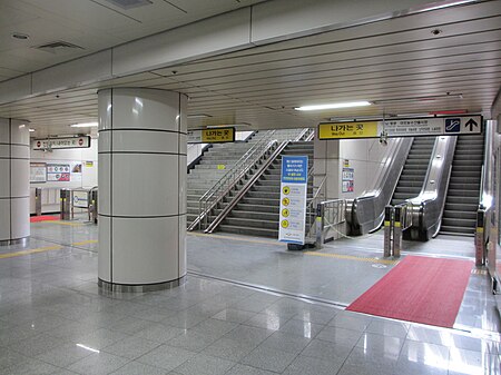 Tập_tin:World_Cup_Stadium_Station_(Seoul)_Exit_1_Escalator.JPG