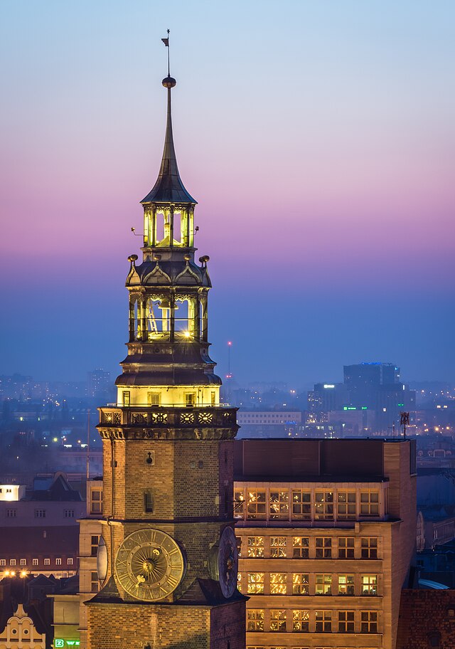 Башня Старой ратуши во Вроцлаве в вечерних сумерках