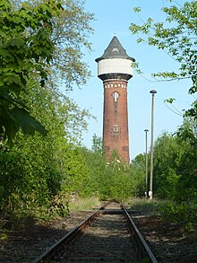 Der 56 Meter hohe Wasserturm ist ein Wahrzeichen des Bahnhofs.