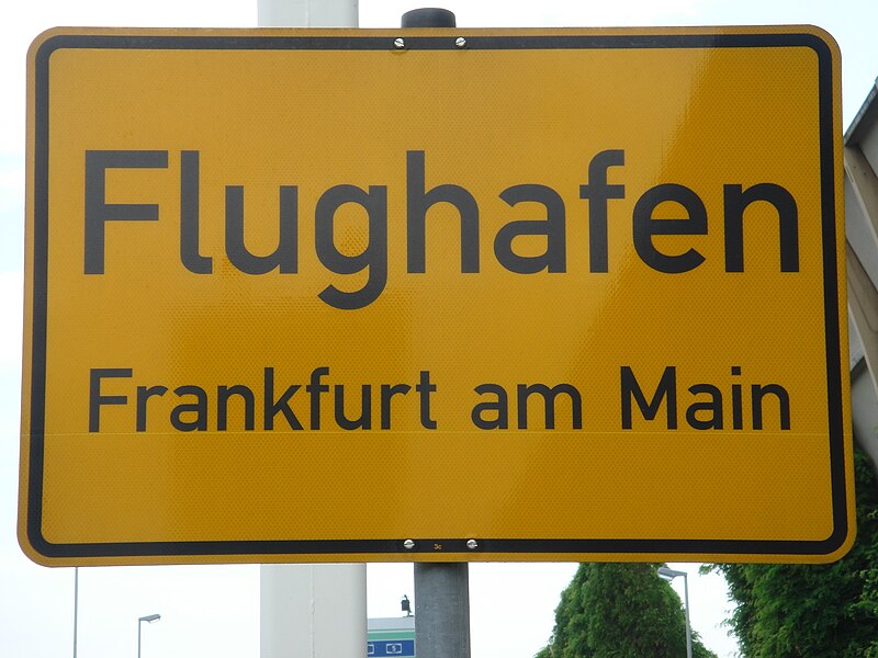 File:Zeichen 310 - Ortstafel Flughafen, Frankfurt am Main, 2007.jpg