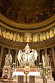 Presbiteri de La Madeleine, amb l'altar major, el grup escultòric de l'Assumpció i els frescos de l'absis.