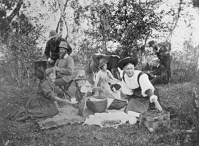 Artists at Önningeby in 1886. On the front from left: Hanna Rönnberg, Hilma Westerholm, Elin Danielson and Nina Ahlstedt. Behind them sitting in the c