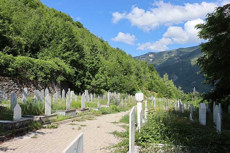 File:Гробишта во Могорче 2.jpg