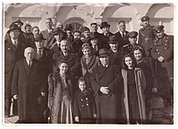 Директор Георги Аракчиев (в последния ред вдясно) посреща министри в Земеделската гимназия, 1943 – 1944, водени от министър-председателя Добри Божилов. Първата вляво, пред премиера, е възпитателката Вера Германова (Попова), която на 26 септември 2017 г. отпразнува със семейството си своята 100 годишнина