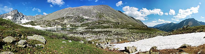 Au lac Krepkoïe, étage alpin (1 933 mètres d'altitude).