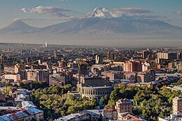 Pogled na Erevan s planinom Ararat u pozadini