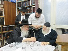 הרב שכטר (משמאל) מתברך אצל הרב חיים קניבסקי