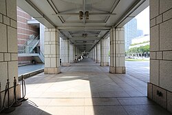 正面両サイドの回廊部分（2013年7月）