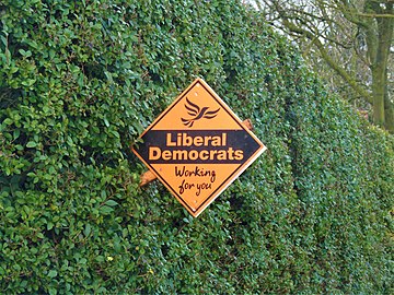 Poster pemilu di luar rumah yang terletak di jalan Cromer di desa Sidestrand Norfolk, Inggris.