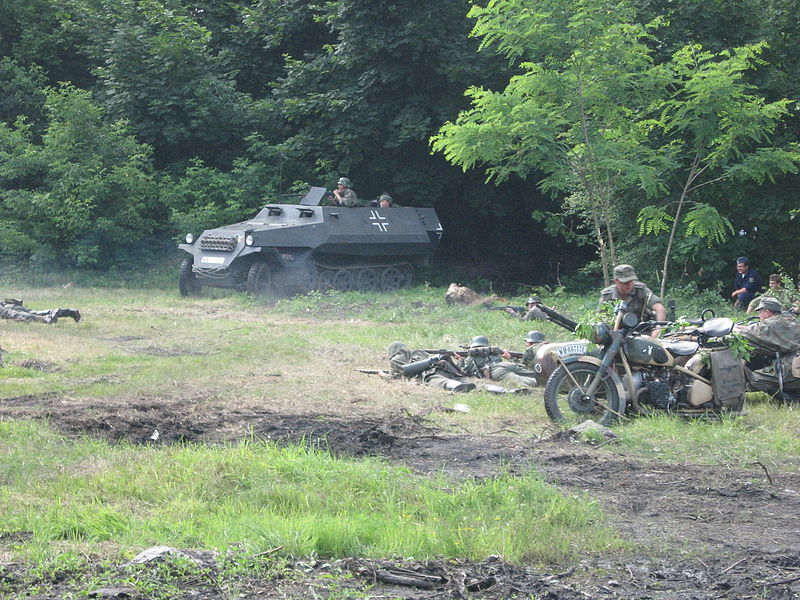 File:1945 battle near Elbe reenactment during the VII Aircraft Picnic in Kraków (75).jpg