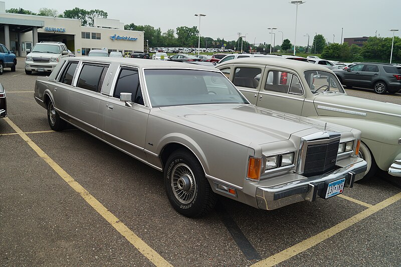 File:1989 Lincoln Town Car Limousine (26725663693).jpg