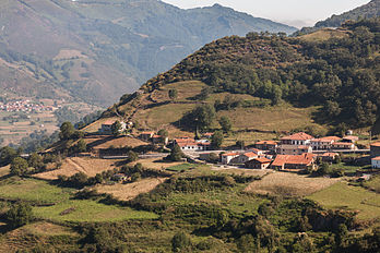 La cordillère Cantabrique et le village de Pajares, dans les Asturies. (définition réelle 5 482 × 3 655)