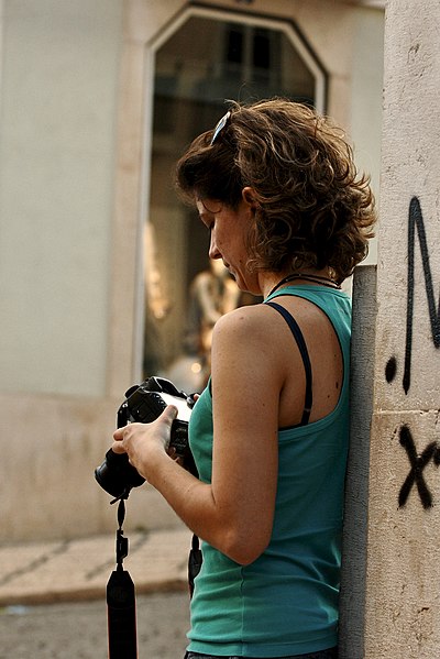 File:25 de Abril 2010 - Woman photographer evaluating her photos quality (49677801646).jpg