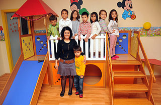 Der Kindergarten ist eine Einrichtung der öffentlichen oder privaten frühen Kinderbetreuung/Kindertagesbetreuung.