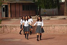 [1] Mädchen in der Uniform ihrer Schule