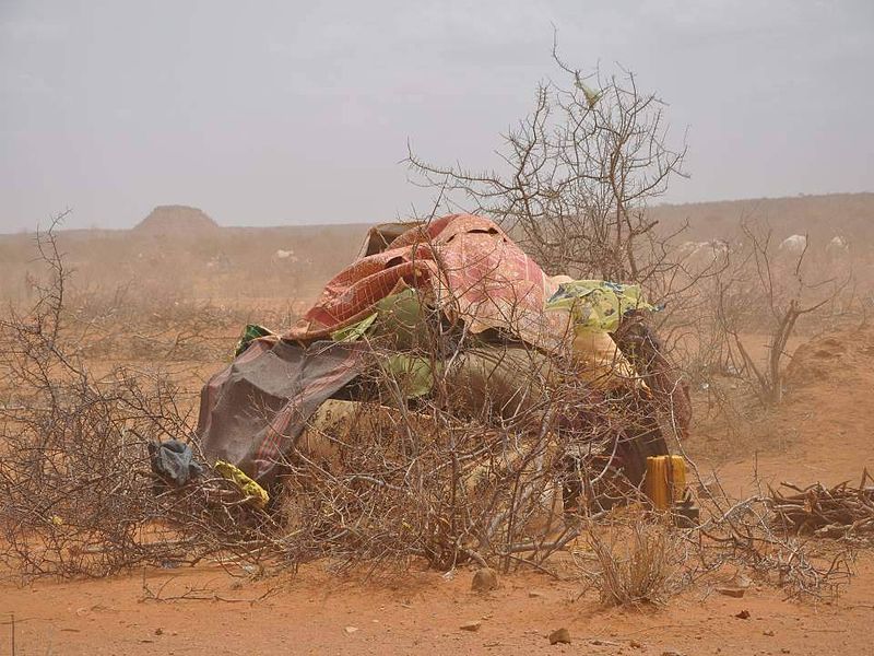 File:A makeshift shelter in the dust of Dolo Ado (5978139334).jpg