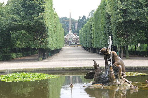 Park Schönbrunn bei Wien: Blick nach Südosten durch die Obeliksenallee zum Obeliskbrunnen (UNESCO-Welterbe). A view of the Schloss Schönbrunn Wien
