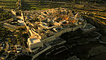 Вид с воздуха на укрепленный средневековый город.