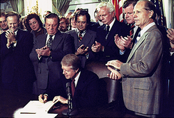 Jimmy Carter signe la "Airline Deregulation Act"