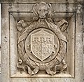 Retro della base del monumento con lo stemma del Comune di Prato