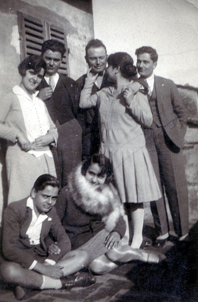 File:All Monteforti Brothers and Sisters in Treggiaia on 1930s.jpg