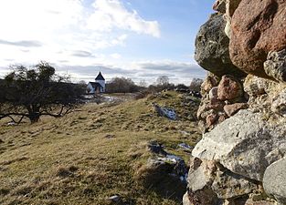 Alsnö hus ruiner med Adelsö kyrka