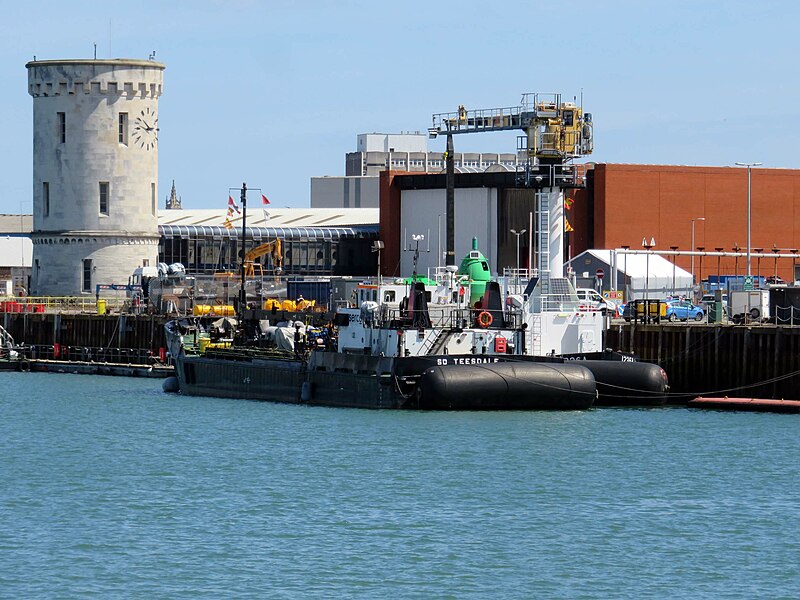 File:An oil tanker berthed on North Wall - geograph.org.uk - 5906185.jpg