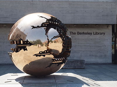 Skulptaĵo Sphere Within Sphere de Arnaldo Pomodoro staras ekster la Berkeley Biblioteko [7].
