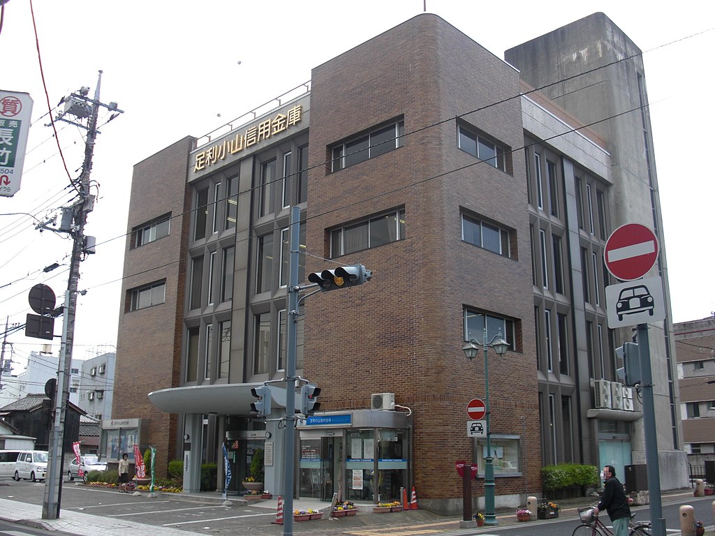 1024px-Ashikaga_Oyama_Shinkin-Bank_Head_